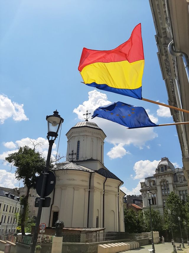 Na mnogim mjestima se vijori rumunjska, ali i zastava EU.